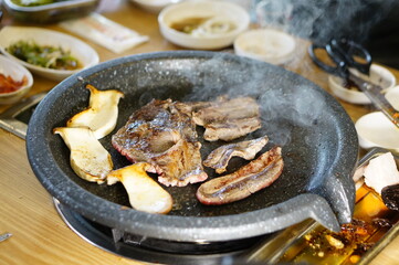 불판 위에서 삼겹살을 맛있게 굽고 있는 모습