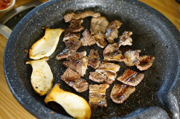 불판 위에서 삼겹살을 맛있게 굽고 있는 모습