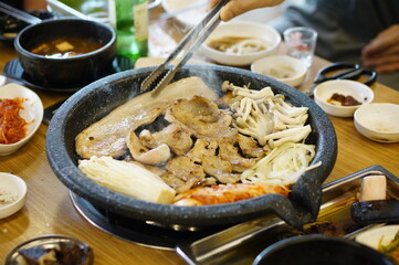 불판 위에서 삼겹살을 맛있게 굽고 있는 모습