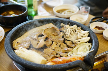 불판 위에서 삼겹살을 맛있게 굽고 있는 모습