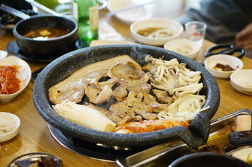 불판 위에서 삼겹살을 맛있게 굽고 있는 모습