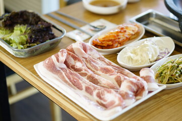 식탁 위에 놓인 돼지고기 삼겹살의 모습