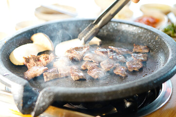 불판 위에서 소고기 맛있게 굽고 있는 모습