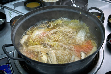 만두 전골을 맛있게 끊이고 있는 모습