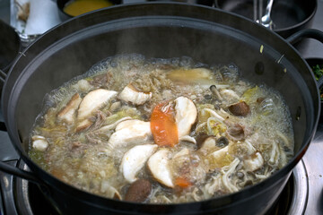 만두 전골을 맛있게 끊이고 있는 모습