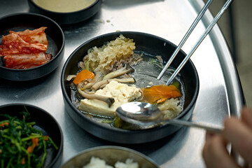 만두 전골을 맛있게 끊이고 있는 모습