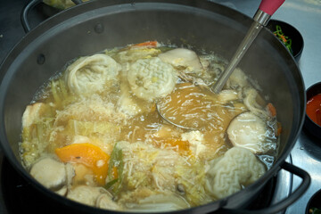 식탁 위에서 만둣국을 맛있게 끊이고 있는 모습