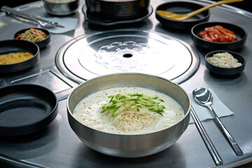식탁 위에 콩국수가 놓여 있는 모습
