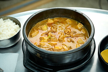 차돌 된장찌개가 식탁 위에 놓여 있는 모습