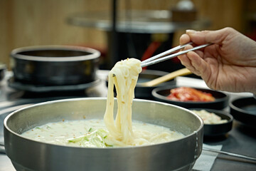 식탁 위에 콩국수를 맛있게 먹고 있는 모습