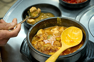차돌된장찌개를 맛있게 먹고 있는 모습