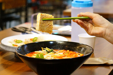 마라탕을 맛있게 먹고 있는 모습