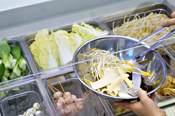 마라탕, 마라상궈 식재료를 고르는 모습