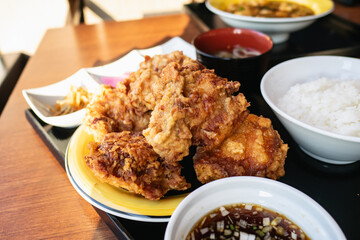 唐揚げ大盛り定食。揚げた鶏肉のおかず。