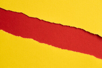 破れた黄色い紙に赤背景
