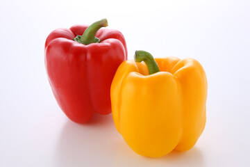 パプリカ2つ　白バック