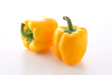 ふたつの黄色いパプリカ　白背景