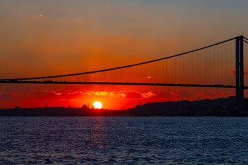 Obraz premium 15 July Martyrs Bridge (15 Temmuz Sehitler Koprusu) in the Sunset Time Photo, Üsküdar Istanbul, Türkiye (Turkey)