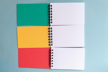 並んでいるカラフルなメモ帳