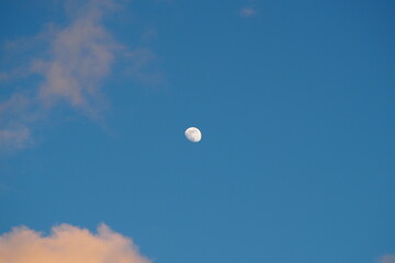 冬空　夕焼け空と月