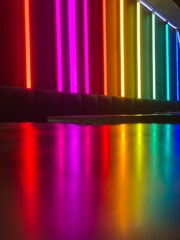 tubes lumineux dans un restaurant