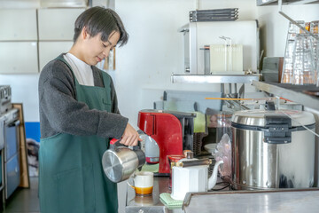 珈琲を淹れる爽やかな男性