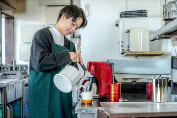 珈琲を淹れる爽やかな男性