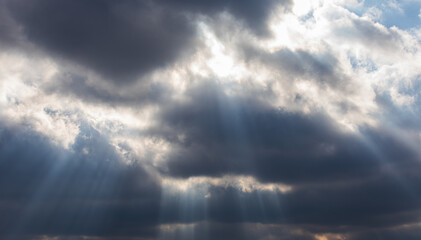 Obraz premium Sunshine shining through dark clouds