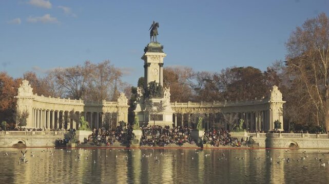 Amazing view of the Buen Retiro park from the lake at the sunset