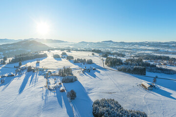 Winterliche Abendstimmung am Rottachspeicher bei Moosbach im Oberallgäu
