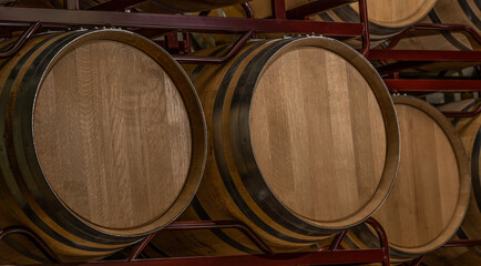 Oak barrels and casks for wine ageing