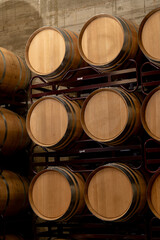 Oak barrels and casks for wine ageing