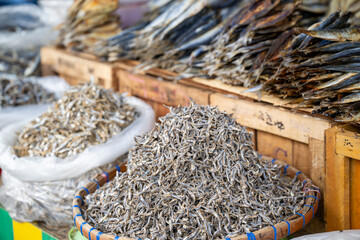 市場に並ぶ小魚の干物のイメージ