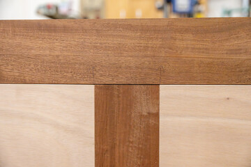 Le travail du bois. Zoom sur du bois brut, utilisé pour la réalisation d'un projet par des...