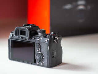 mirrorless digital photo camera body.