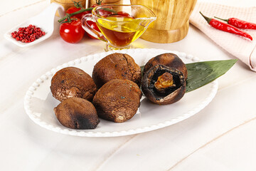 Baked brown champignons with spices