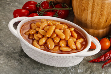 Canned beans in tomato sauce