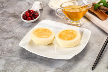 Roasted cheesecakes - Syrniki with honey
