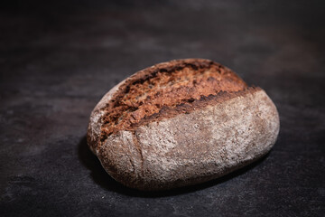 Selbstgebackenes Sauerteigbrot auf Schieferplatte