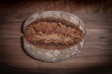 Selbstgebackenes Sauerteigbrot auf Holzbrett