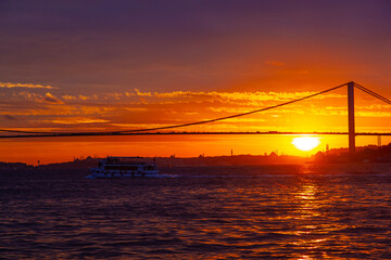 Obraz premium 15 July Martyrs Bridge (15 Temmuz Sehitler Koprusu) in the Sunset Time Photo, Üsküdar Istanbul, Türkiye (Turkey)