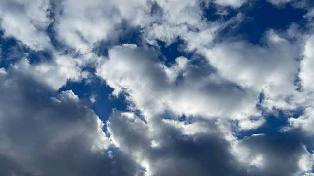 天地創造のような流れる雲