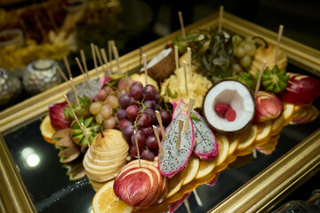 Create an Elegant Cheese and Charcuterie Board that will Impress for Stunning Gatherings