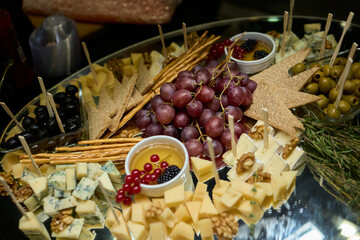 Create an Elegant Cheese and Charcuterie Board that will Impress for Stunning Gatherings