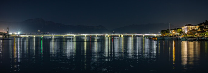 Most w Trogir: Nocna Magia Chorwackiego Wybrzeża © Darek