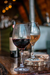 duas taças de vinho tinto e vinho branco sobre a mesa