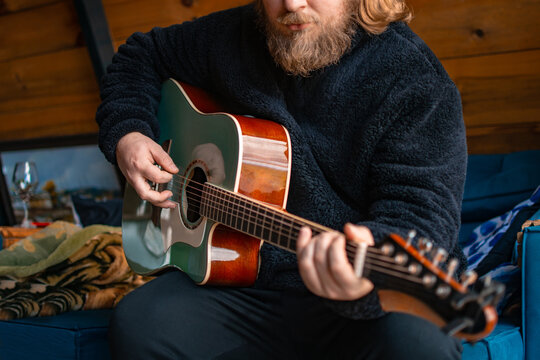 homem tocando viol&atilde;o em dia de inverno