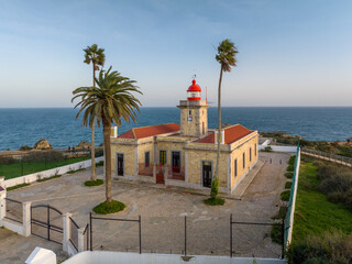 Faro Ponta do Altar en Ferragudo del municipio de Lagoa distrito de Faro, Portugal