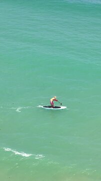 HOMEM NO MAR COM SUA PRANCHA REMANDO, MAR LINDA E AZUL (MAN IN THE SEA WITH HIS BOARD PADDING, BEAUTIFUL AND BLUE SEA)