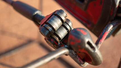 A rolling blade type metal pipe cutter that using for rigid steel material pipe or tubing....